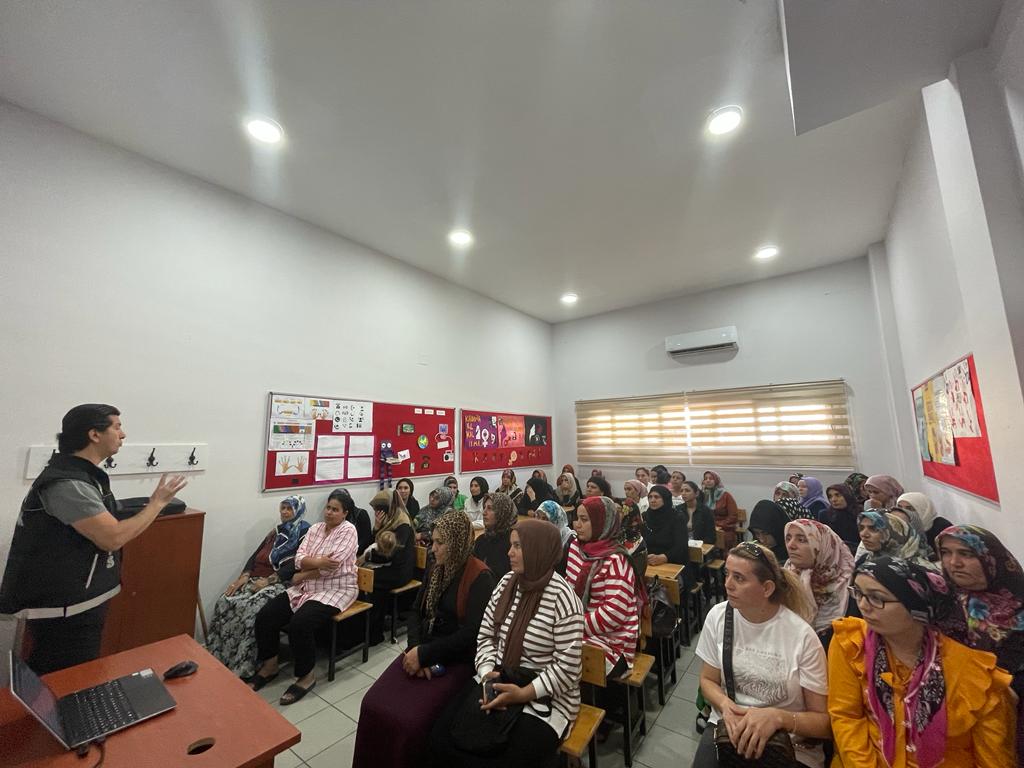 En İyi Narkotik Polisi Anne Semineri